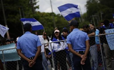 Manifestantes em frente ao Seminário de Fátima, onde o presidente da Nicarágua, empresários e estudantes se reuniram hoje para buscar resolver a crise sociopolítica no país