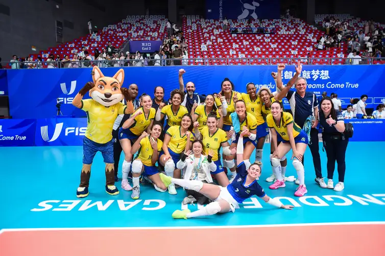 seleção brasileira feminina de vôlei comemora vitória de virada sobre Polônia, nos Jogos Mundiais Universitários, em 30/07/2023