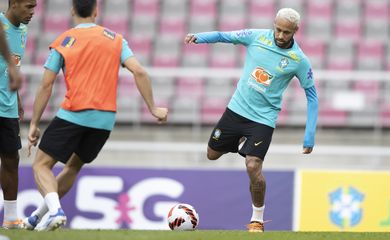 Neymar lesiona pé direito - metatarso - em 01/06/2022