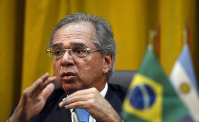  O ministro da Economia do Brasil, Paulo Guedes, concedem entrevista coletiva.