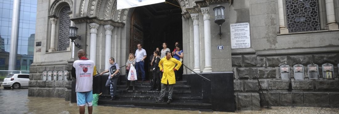 O município do Rio de Janeiro entrou em estágio de alerta, o segundo mais grave em uma escala de quatro níveis, devido à chuva que atinge a cidade