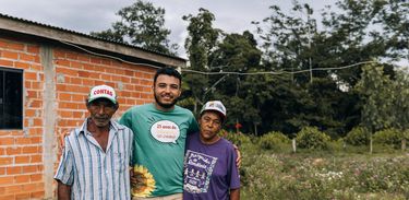 Willians Santana, agricultor, junto com os pais em Rondônia