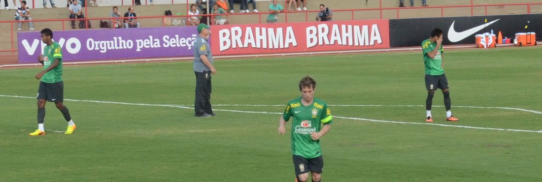 Bernard se prepara para treinar cobranças de escanteio, durante o último treino da Seleção Brasileira antes do amistoso contra a Austrália
