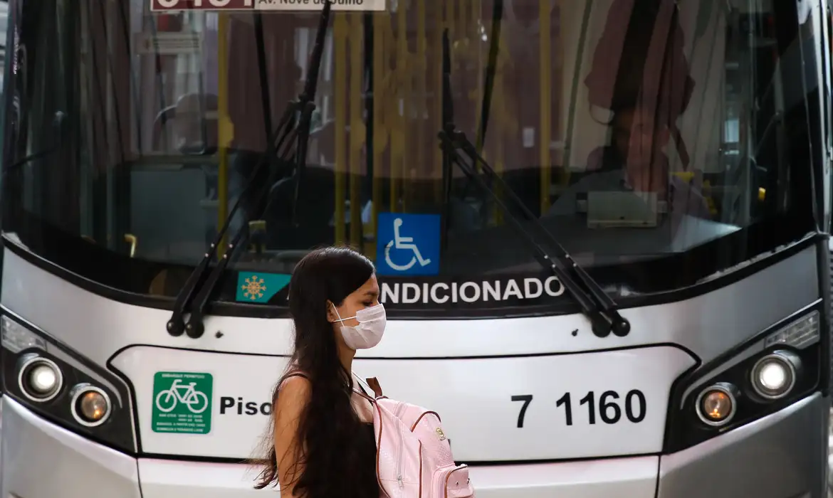 Passageira de ônibus no terminal Bandeira, adere ao uso de máscaras descartáveis por precaução contra o coronavírus