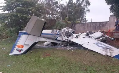 Marília (SP), 10/06/2026 - A aeronave bimotor de sigla PT-MDB caiu logo após a decolagem. O acidente com o avião deixou pelo menos duas pessoas mortas e uma em estado grave. Foto: Defesa Civil/Divulgação