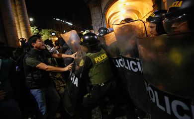 Demonstrators clash with police during overnight protests against President Jose Jeri, as Gen Z activists, transport workers and civil groups rally against corruption and rising crime, in Arequipa, Peru October 15, 2025. REUTERS/Oswald Charca