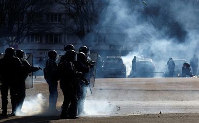 Polícia francesa se posiciona em meio a confrontos com manifestantes que protestam contra a proposta de reforma da Previdência do governo em Nantes