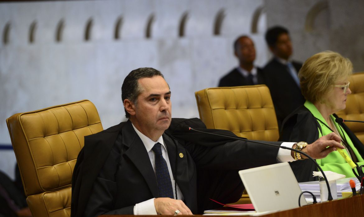 Brasília - Ministro Roberto Barroso durante sessão do STF de julgamento sobre a validade das normas que regulamentam o processo de impeachment contra a presidenta Dilma Rousseff (José Cruz/Agência Brasil)
