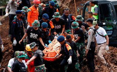 Indonesia rescue members carry a victims body from the site of a landslide caused by the earthquake in Cugenang,