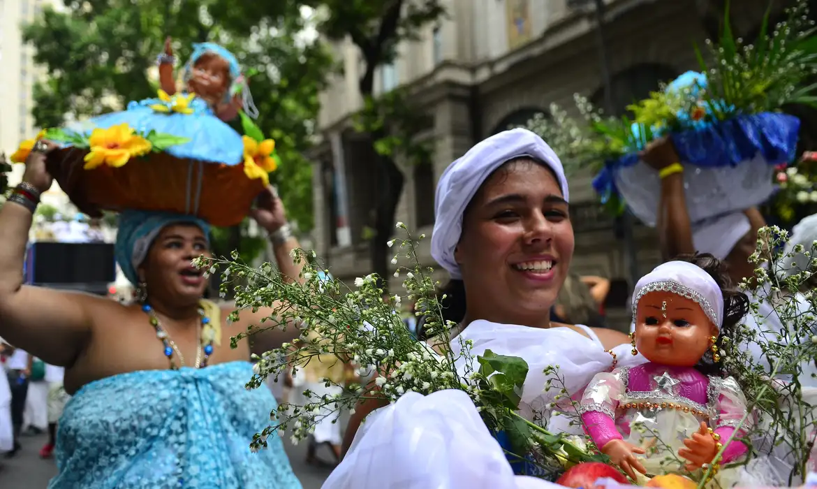 Devotos celebraram Dia de Iemanjá no Rio de Janeiro. O cortejo na capital carioca reuniu centenas de pessoas (Tânia Rêgo/Agência Brasil)