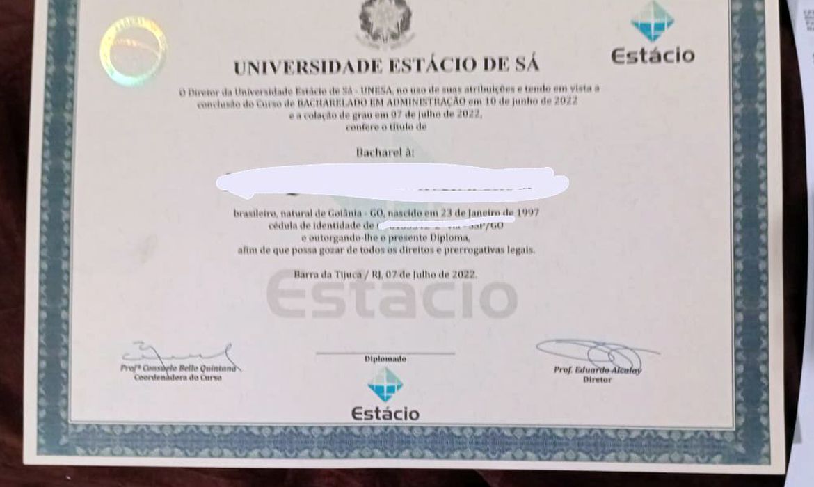 Brasília (DF), 11/06/2025 - Diploma apreendido pela Polícia Federal que deflagrou a Operação Código 451, com o objetivo de desarticular uma organização criminosa especializada na falsificação e comercialização de diplomas de ensino superior. Esses documentos estariam sendo utilizados para a obtenção de registros em conselhos profissionais e para o exercício ilegal de atividades privativas de profissões regulamentadas. Foto: PF/Divulgação