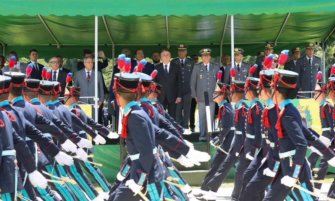 Presidente Jair Bolsonaro participa de Solenidade de Entrega de Espadas aos Novos Aspirantes, em Resende (RJ).