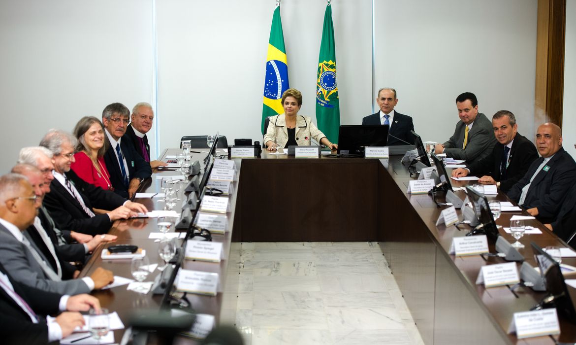 Brasília - A presidenta Dilma Rousseff recebe representantes do Conselho Nacional de Igrejas Cristãs do Brasil, no Palácio do Planalto (Marcelo Camargo/Agência Brasil)