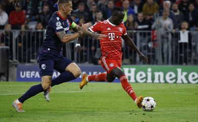 Sadio Mané marca o terceiro gol do Bayern de Munique contra o Viktoria Plzen na Liga dos Campeões.