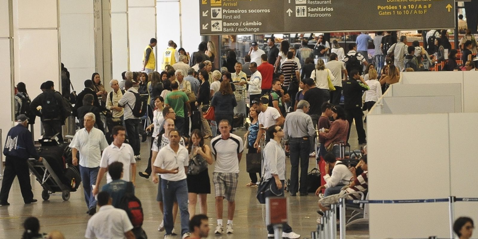 Poucas pessoas negras e barreiras explicitam racismo em aeroportos