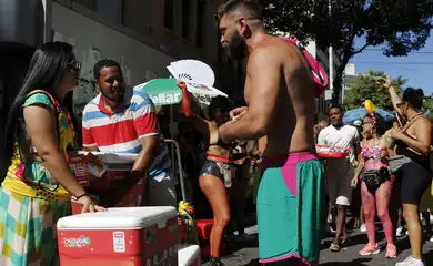 Rio de Janeiro (RJ) 10/02/2024 – Vendedores ambulantes no blocos de carnaval no centro da cidade. Foto: Fernando Frazão/Agência Brasil