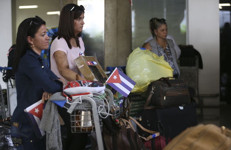 Profissionais cubanos que atuavam no programa Mais Médicos embarcam no Aeroporto Internacional de Brasília rumo a Havana.