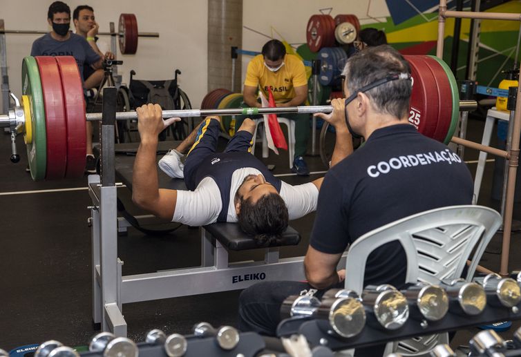 ALE CABRAL/CPB João Maria França em simulado de competição de Halterofilismo no CT Paralímpico, em São Paulo.