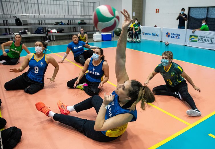 Homem mais alto do Brasil estreia no vôlei sentado por ouro em Paris