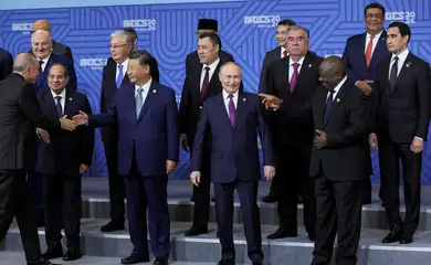 FILE PHOTO: Russian President Vladimir Putin and participants in the outreach/BRICS Plus format meeting pose for a family photo during the BRICS summit in Kazan, Russia, 24 October 2024. MAXIM SHIPENKOV/Pool via REUTERS/File Photo