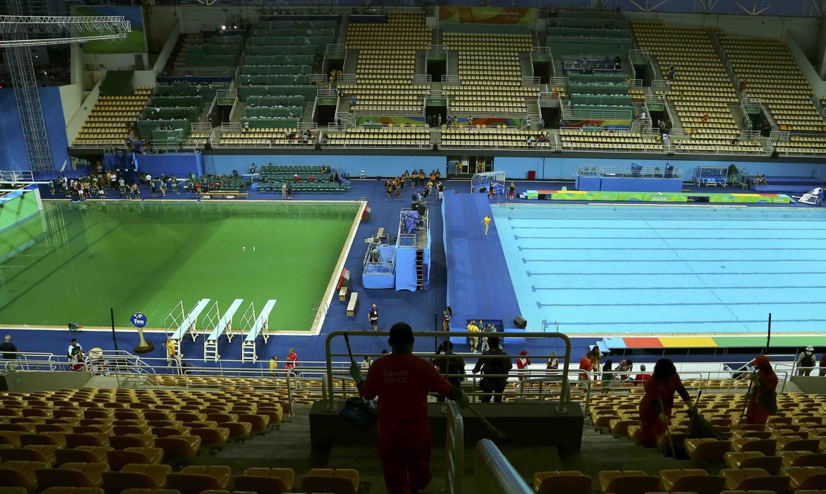 À esquerda, piscina da prova dos saltos ornamentais, com águas esverdeadas, ao lado da piscina das competições de polo aquático no Parque Maria Lenk
