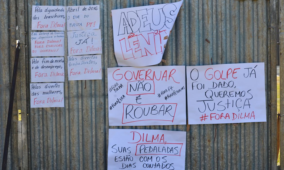 Brasília - Estrutura de aço que divide o gramado da Esplanada recebe cartazes e pichações com mensagens  (Antonio Cruz/Agência Brasil)