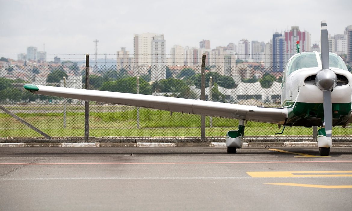 Avião de pequeno porte