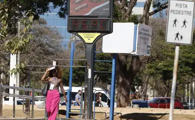 Brasília (DF), 22/08/2025 - Pessoa no Parque da Cidade com o calor e a baixa umidade. Foto: Bruno Peres/Agência Brasil