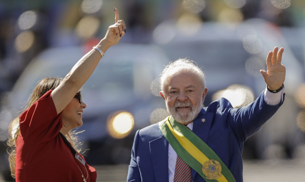 Brasília (DF) 07/09/2023 - O presidente Luiz Inácio Lula da Silva desfila em carro aberto acompanhado da primeira dama, Janja durante desfile de comemoração da independência do Brasil.
Foto: Joédson Alves/Agência Brasil