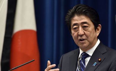 Primeiro-ministro japonês Shinzo Abe discursa a um dia do 5º aniversário do acidente nuclear na usina de Fukushima