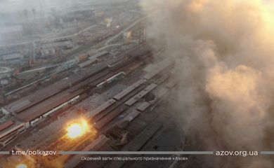 Várias explosões levantam fumaça ao redor de complexo industrial em Mariupol