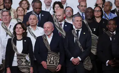 Brazil's President Luiz Inacio Lula da Silva and guests pose for a family photo on the day of the EU-CELAC summit, which brings together leaders from Latin American and Caribbean nations and EU member states to discuss trade and investment, in Santa Marta, Colombia, November 9, 2025. REUTERS/Luisa Gonzalez