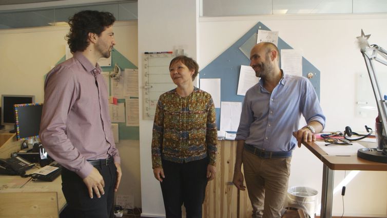 Maurício Pacheco conversa com Gerda Hempel e Peter Paulson, diretores do Artlab