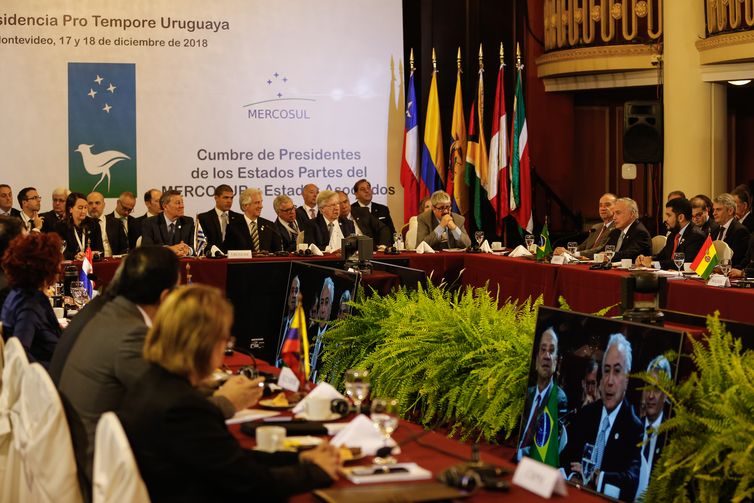 O presidente Michel Temer participa da LIII Cúpula dos Chefes de Estado do Mercosul e Estados Associados, em Montevidéu (Uruguai). 