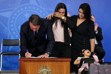 O presidente Jair Bolsonaro e a primeira-dama, Michelle Bolsonaro, participam da solenidade de Assinatura da MP da Pensão Vitalícia das Vítimas de Microcefalia do Zika Vírus. 

