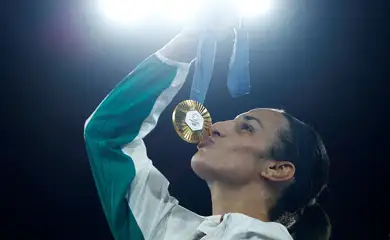 Boxeadora Imane Khelif, da Argélia, com medalha de ouro conquistada em Paris
09/08/2024
REUTERS/Peter Cziborra