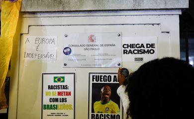 Manifestantes protestam contra ofensas racistas feitas ao jogador do Real Madrid Vinícius Jr. no Consulado Geral da Espanha em São Paulo
23/05/2023 REUTERS/Amanda Perobelli