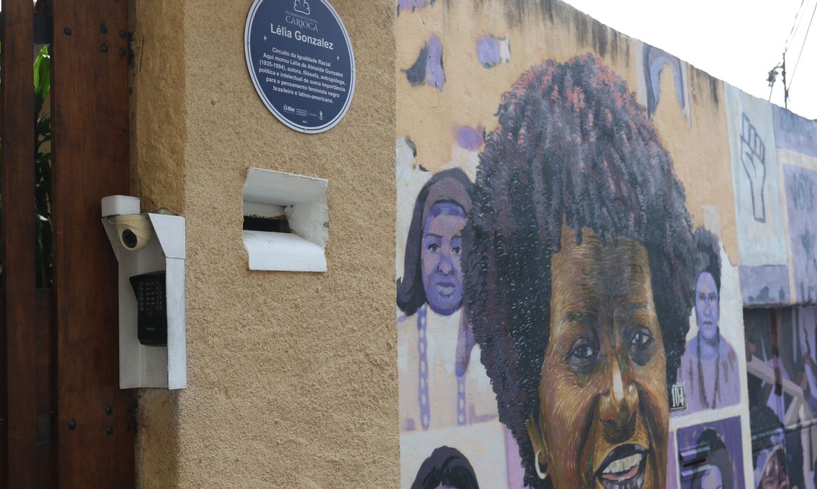 Rio de Janeiro (RJ), 30/09/2023 - Casa em que morou a autora, antropóloga, filósofa e política Lélia Gonzalez, em Santa Tereza, região central da cidade, recebe placa em sua homenagem. Prefeitura do Rio e o Projeto Negro Muro lançam projeto relacionado à cultura da população negra. Imóveis de relevância histórica para a memória negra serão identificados como Patrimônio Cultural. Foto:Tânia Rêgo/Agência Brasil