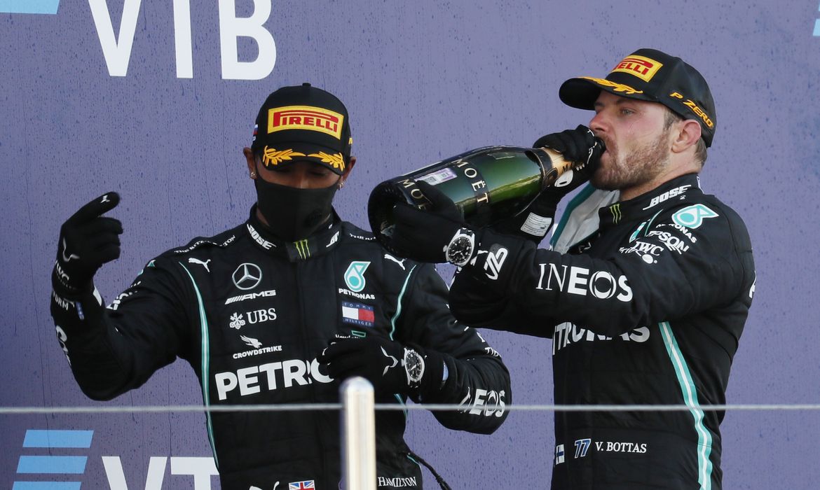 Lewis Hamilton e Valtteri Bottas no pódio após Grande Prêmio da Rússia