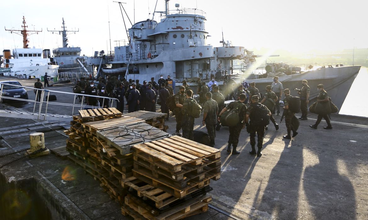 Militares embarcam no Navio Auxiliar Pará, que inicia deslocamento para levar cestas básicas a comunidades do arquipélago de Marajó