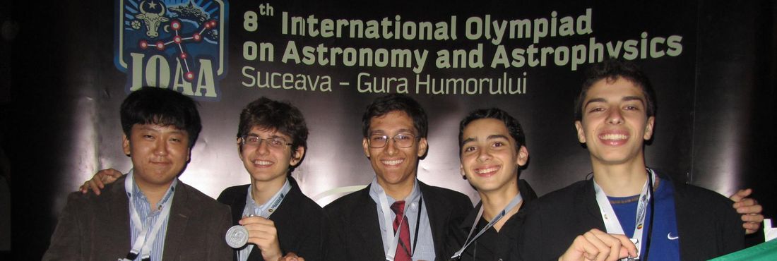 Cinco estudantes conquistaram a medalha de prata em prova por equipe na 8ª Olimpíada Internacional de Astronomia e Astrofísica, conquista inédita no país