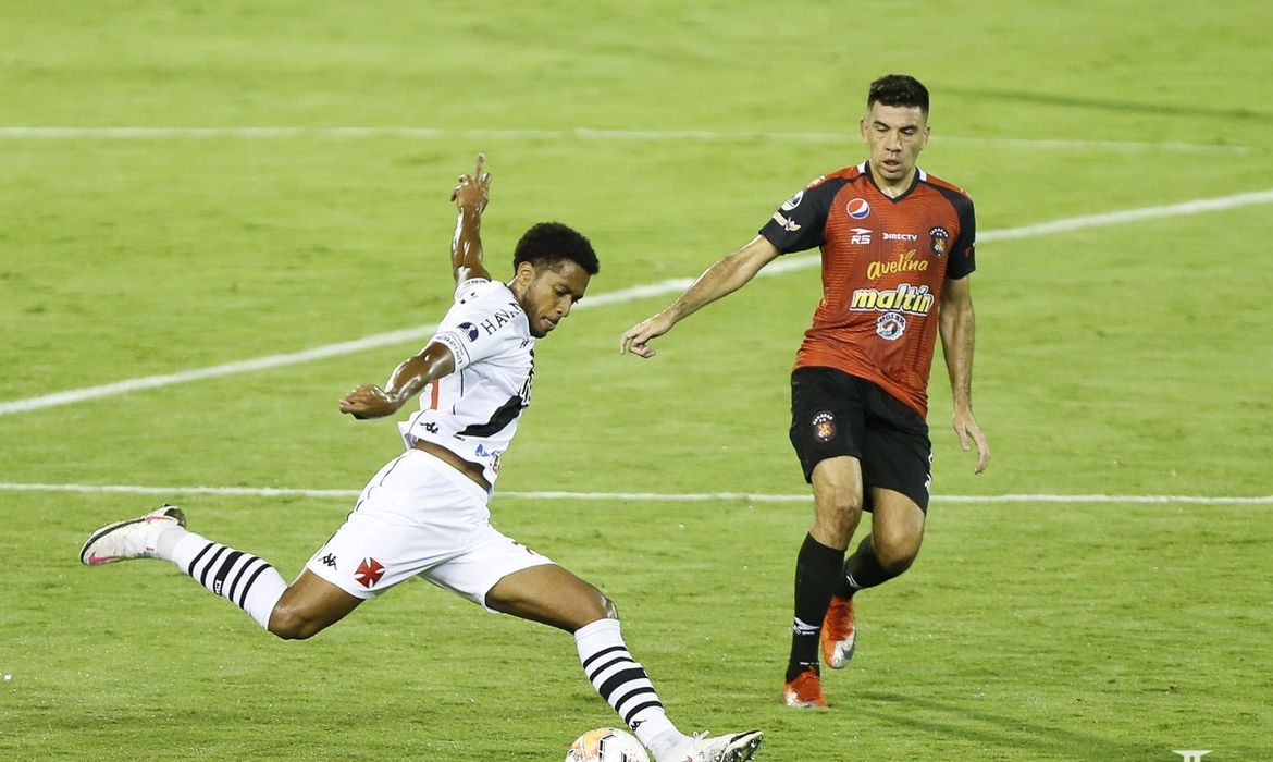 Vasco joga para o gasto, segura Caracas e avança na Sul-Americana
Após 0 a 0, time carioca enfrenta Defensa y Justicia na próxima fase