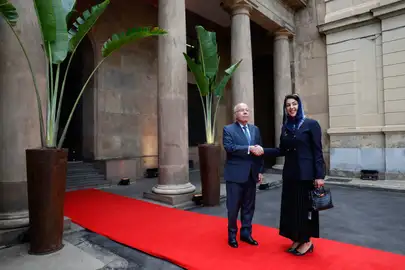 Rio de Janeiro (RJ), 28/04/2025 – O ministro de Relações Exteriores do Brasil, Mauro Vieira, e a ministra de Estado para Cooperação Internacional dos Emirados Árabes Unidos, H. E. Reem Bint Ebrahim Al Hashimy, na Reunião de Chanceleres da presidência brasileira do BRICS, no Palácio do Itamaraty. Foto: Fernando Frazão/Agência Brasil