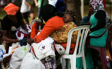 Brasília - Mães acompanhadas dos filhos participam do Encontro Crianças sem Fronteiras que reúne imigrantes e refugiados para um dia de lazer e confraternização (Marcelo Camargo/Agência Brasil)