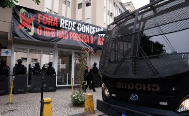 Rio de Janeiro (RJ), 19/10/2024 - Policiais militares atuam na retirada de manifestantes do Hospital Federal de Bonsucesso, na zona norte da cidade, para que nova direção assuma. Foto: Tânia Rêgo/Agência Brasil