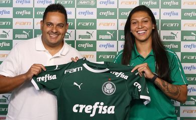 Apresentação de Bia Zaneratto, atacante da equipe feminina de futebol da S.E.Palmeiras, na Academia de Futebol, em São Paulo-SP (Foto: Fabio Menotti)