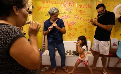 Belém (PA), 18/11/2025 - Oficina musical de pífano na biblioteca comunitária, galeria e café Gueto Hub, no bairro Jurunas, periferia de Belém. Foto: Tânia Rêgo/Agência Brasil