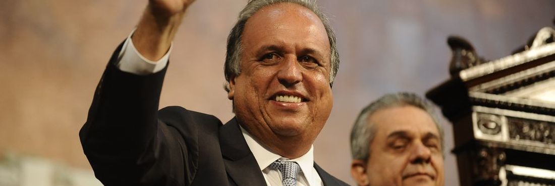 O governador Luiz Fernando Pezão (PMDB) toma posse na Assembleia Legislativa do Rio de Janeiro