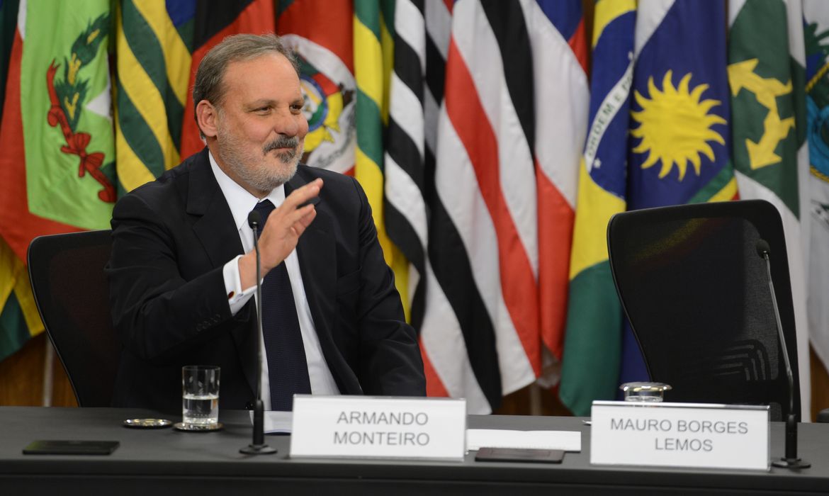 Armando Monteiro assume o Ministério do Desenvolvimento, Indústria e Comércio Exterior, em solenidade no Banco Central (Fabio Rodrigues Pozzebom/Agência Brasil)