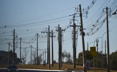 Postes de rede elétrica próximo ao Colégio Militar de Brasilia, no bairo da Asa Norte
